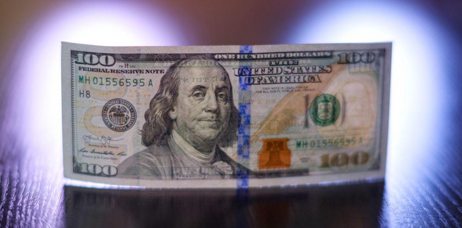 Доллар отошел от максимума: НБУ снизил официальный курс