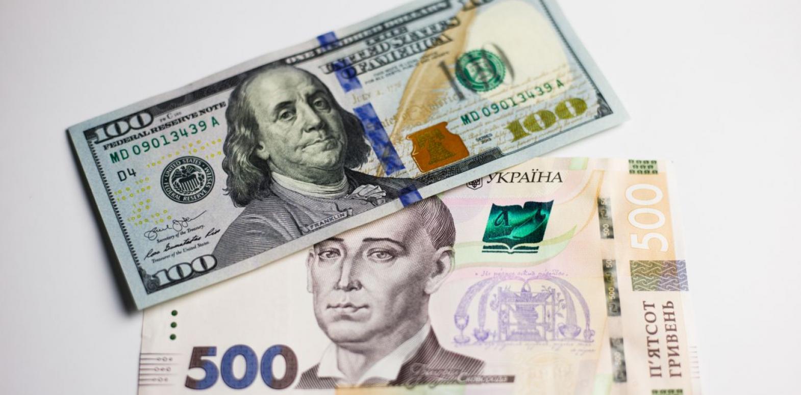 НБУ повысил курс доллара до максимума за семь лет