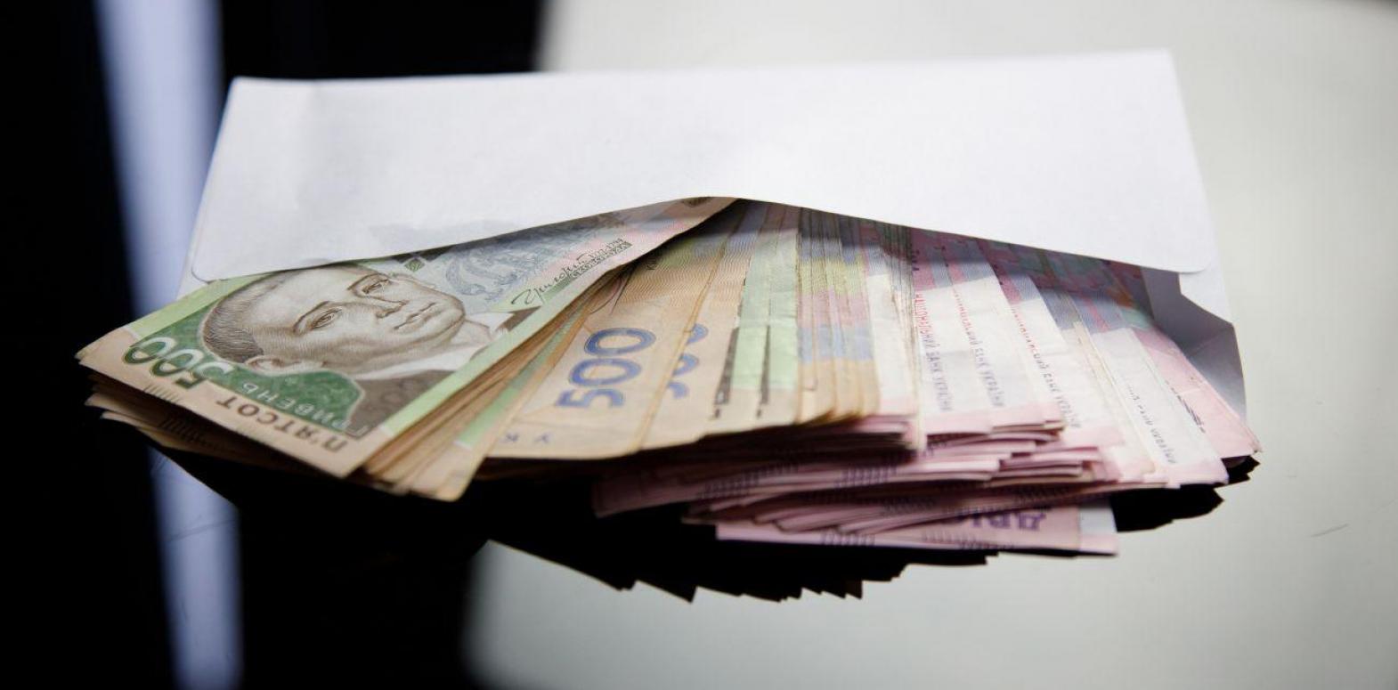 Средняя зарплата украинцев выросла до 19 тысяч гривен: где платят больше всего