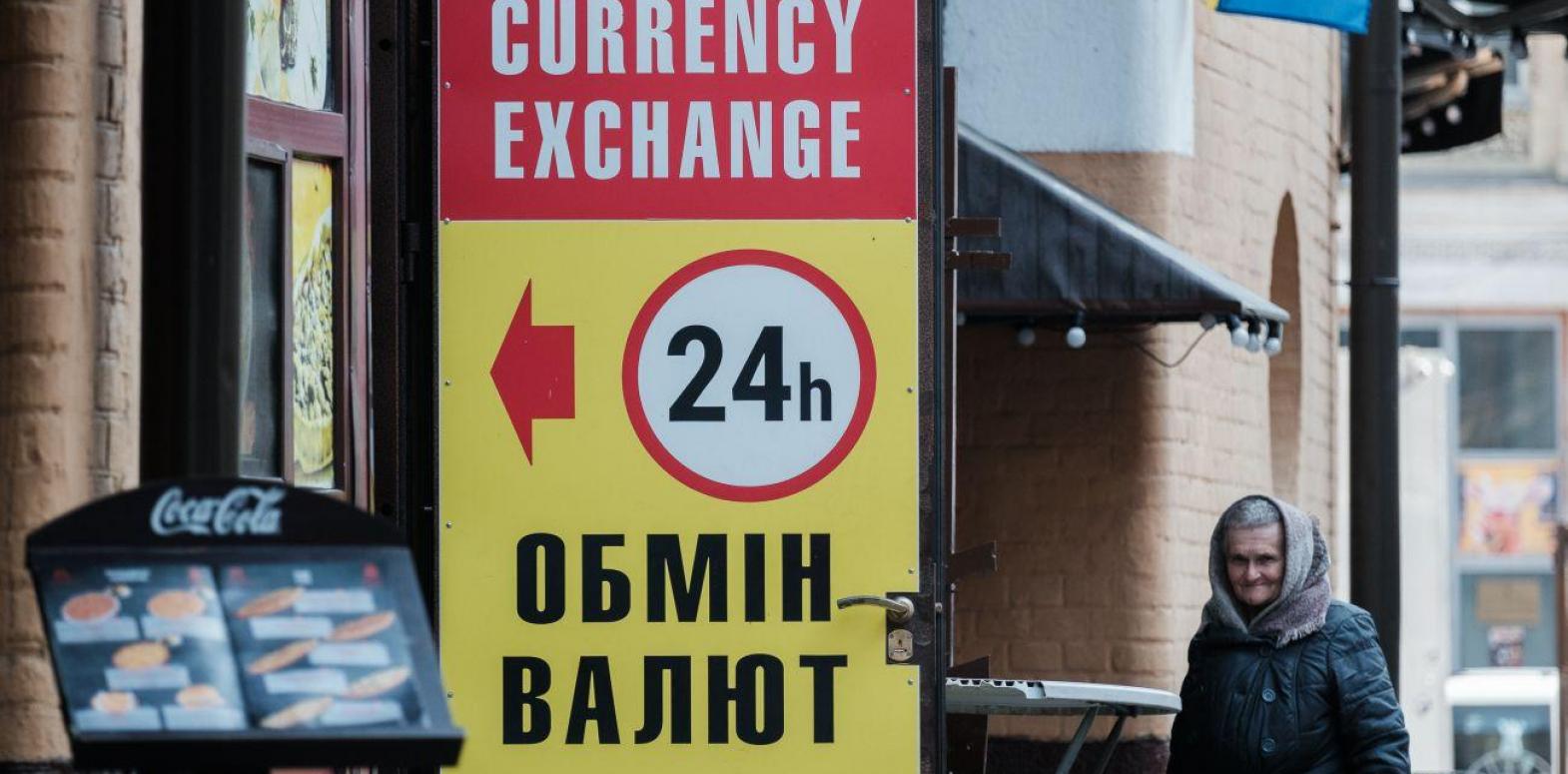 Доллар дешевеет: обменники обновили курсы валют