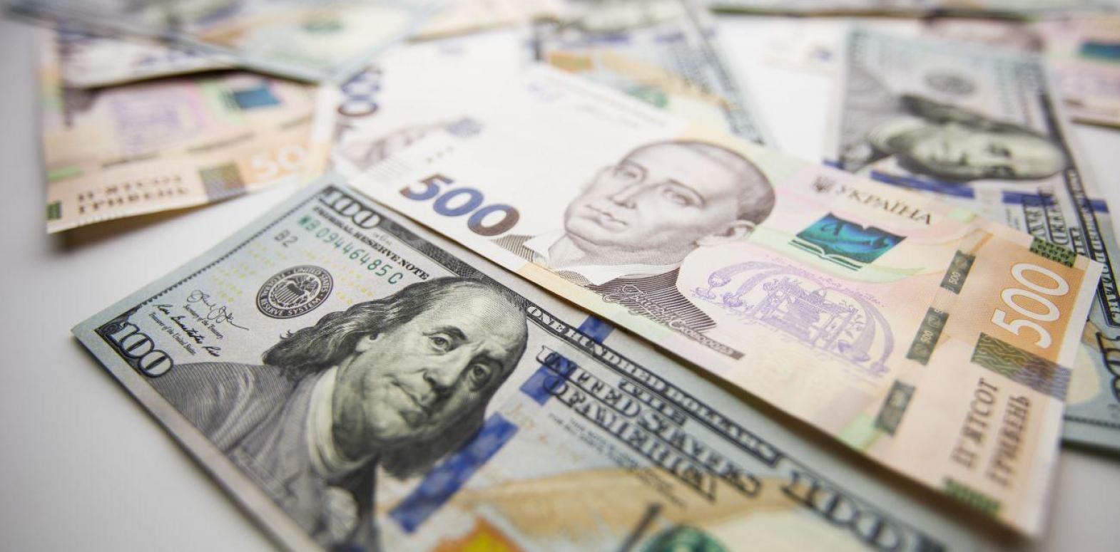 НБУ повысил курс доллара после снижения четыре дня подряд
