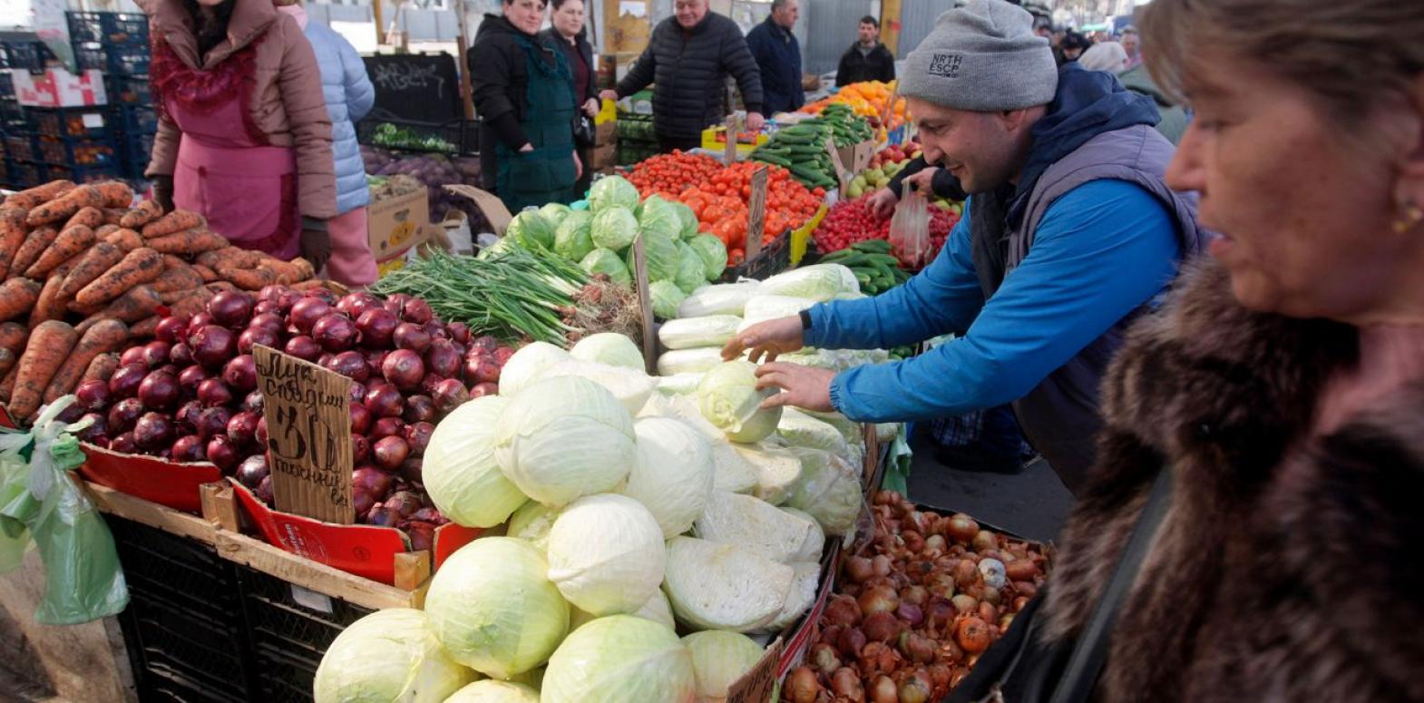 Овощи, яйца и гречка, подешевели: как изменились цены в Украине за месяц