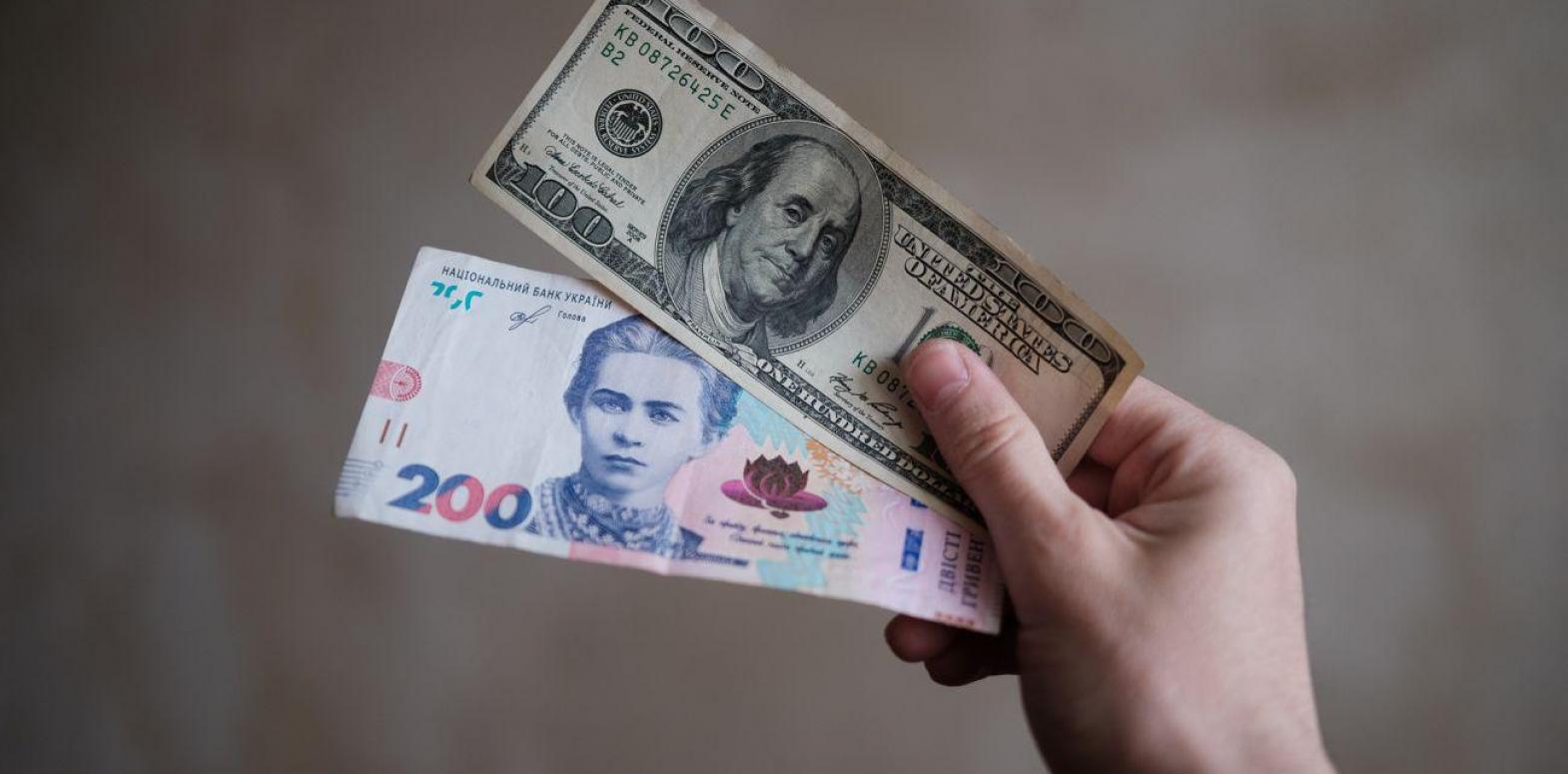 НБУ впервые поднял официальный курс доллара выше 40 гривен
