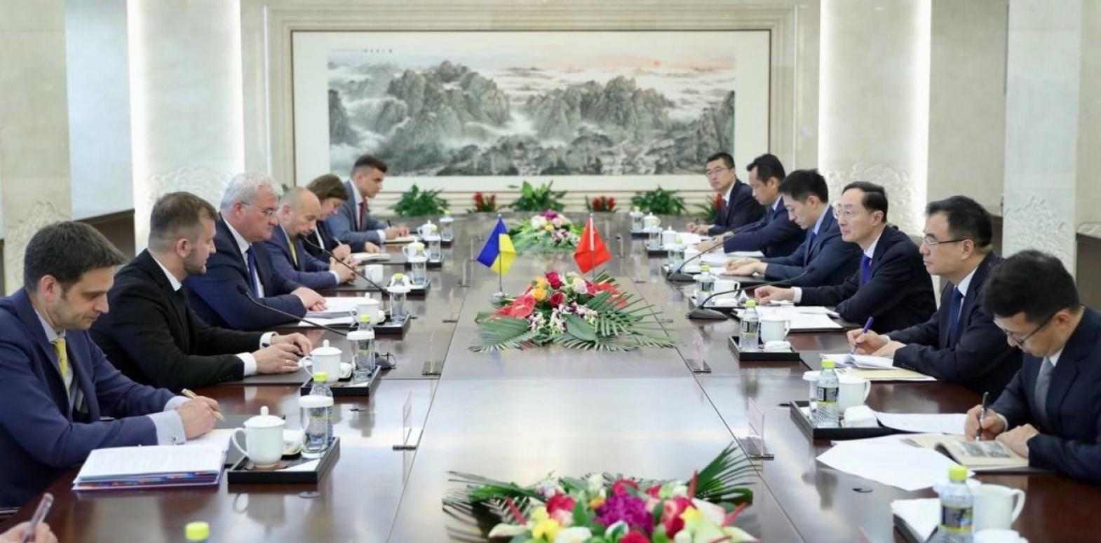 Украина и Китай провели политические консультации в Пекине: обсудили саммит мира