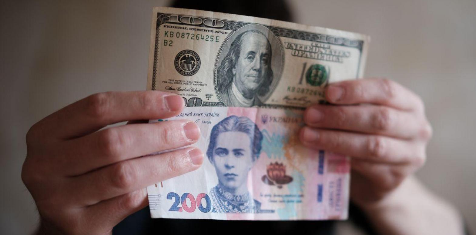 Украинцы сократили покупку валюты в банках за последний месяц