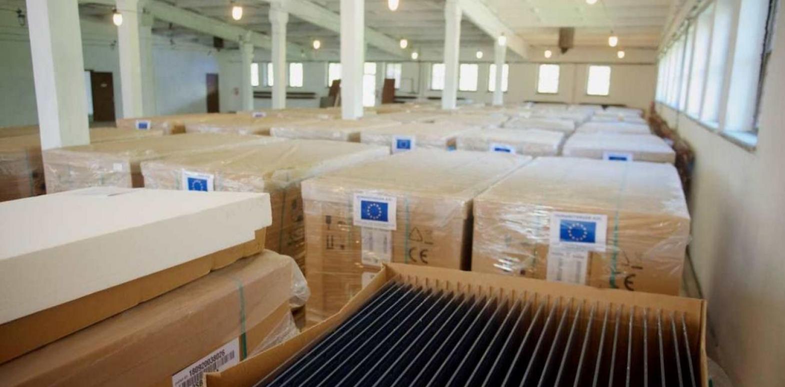 Украина получила от ЕС тысячи солнечных панелей для установки на больницах