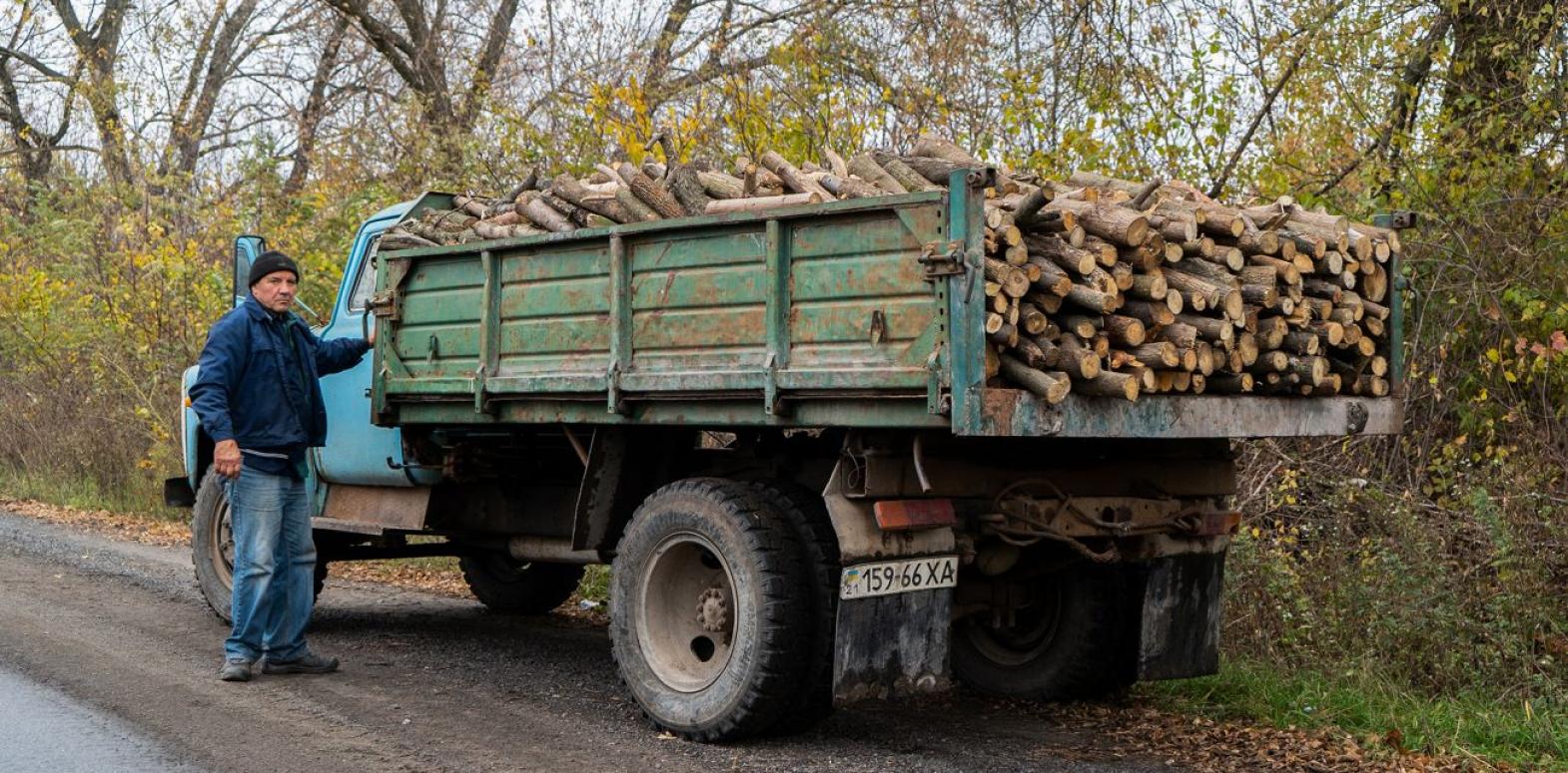 Украинцы смогут получить дополнительные деньги на дрова и уголь: кто имеет право на выплаты