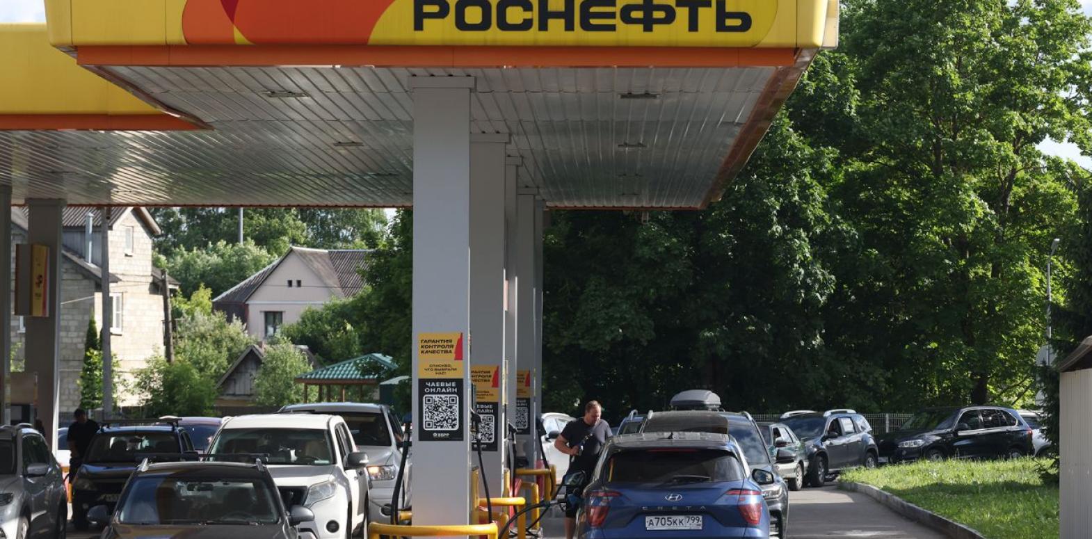 Производство бензина в РФ упало на четверть из-за атак на НПЗ