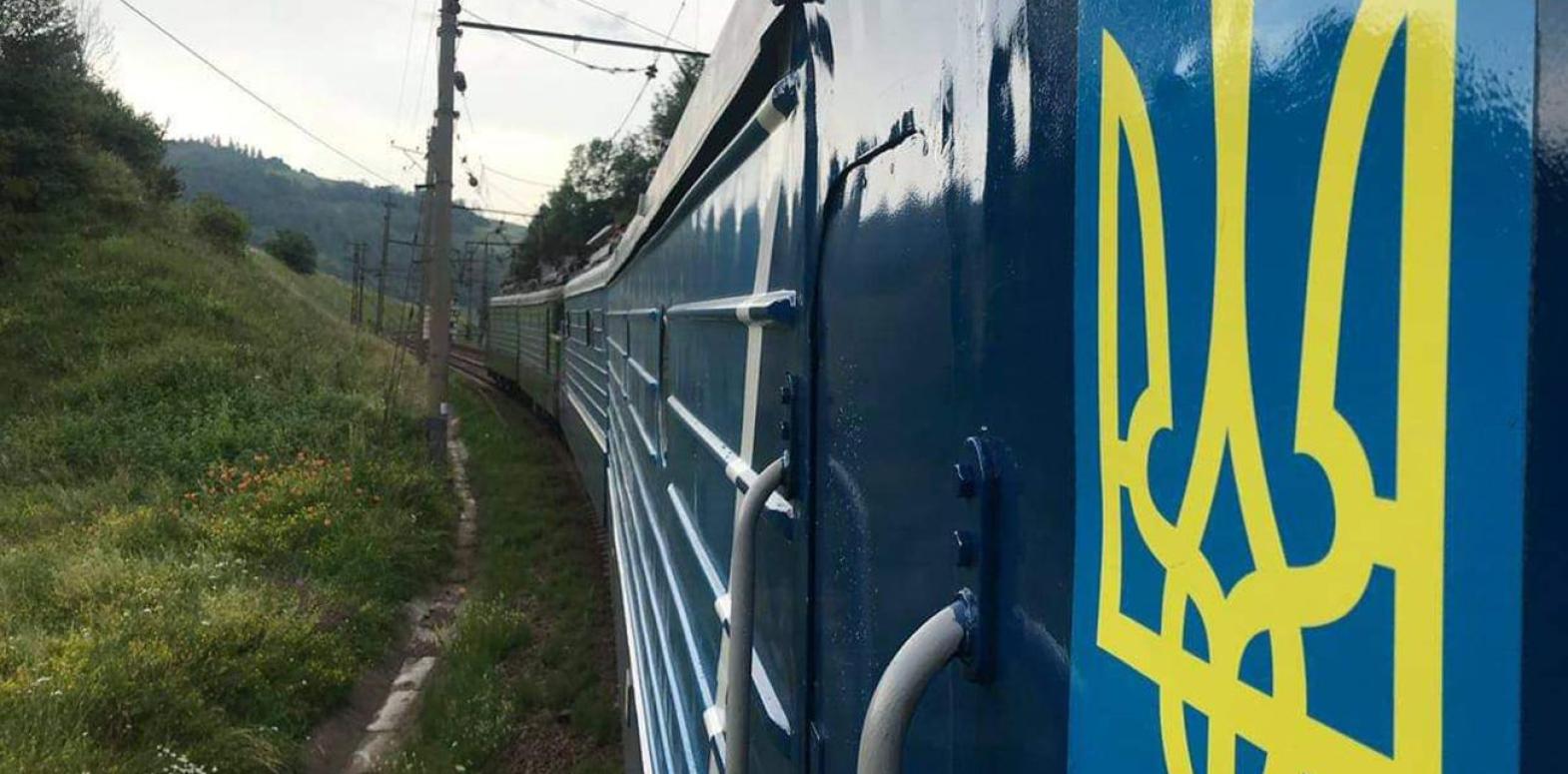 Укрзализныця: десятки поездов задерживаются на часы