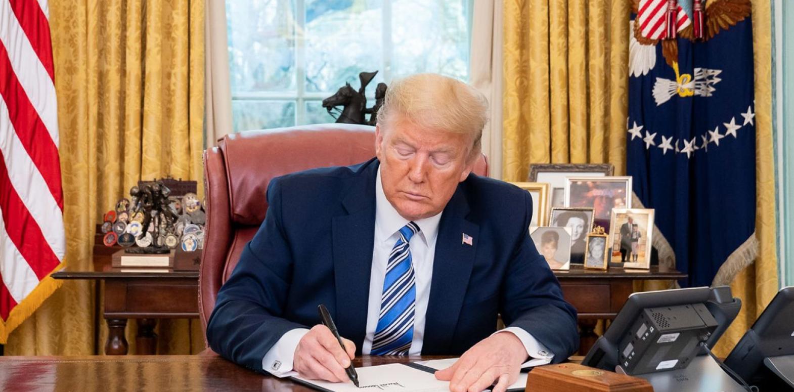 Трамп представил 100-долларовую купюру со своей подписью