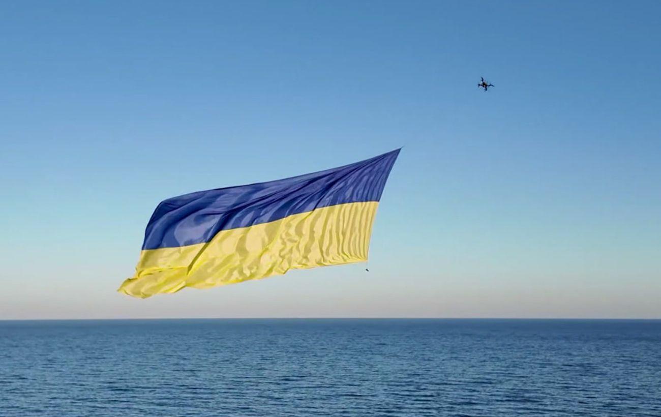 Украинский флаг подняли над Черным морем с помощью дрона