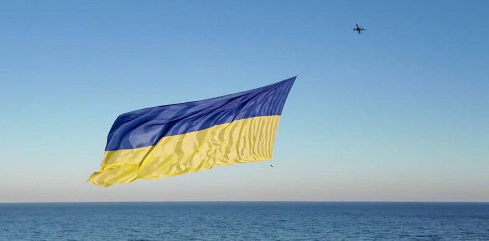Украинский флаг подняли над Черным морем с помощью дрона