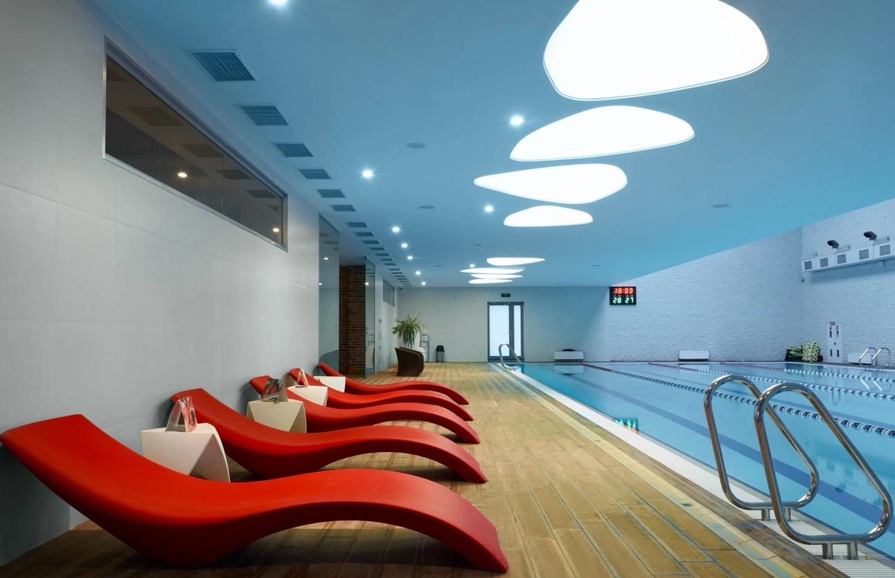 Бассейн в Sky Fitness