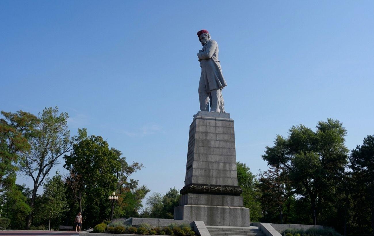 В Днепре установили крупнейший в Украине маруновый берет на памятник Шевченко