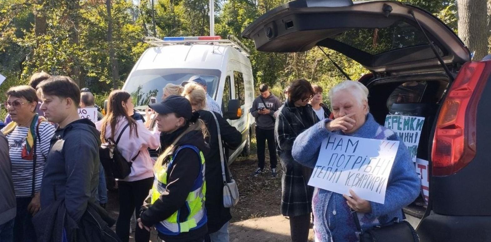 Жители Теремков требуют достроить теплотрассу до морозов